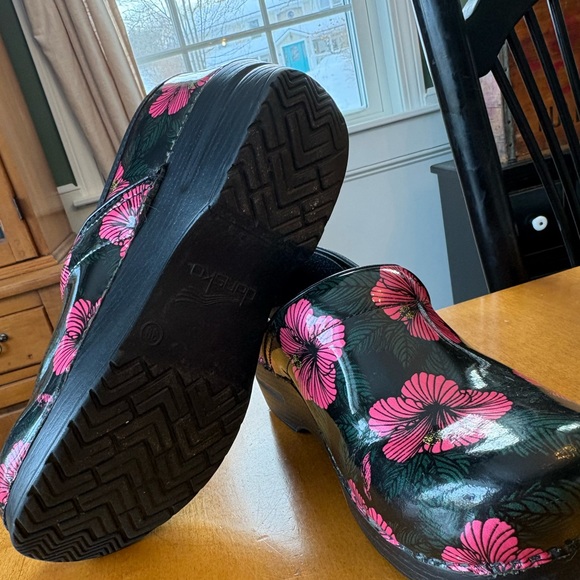 Floral Women's Clogs - Black and Pink - Picture 7 of 8